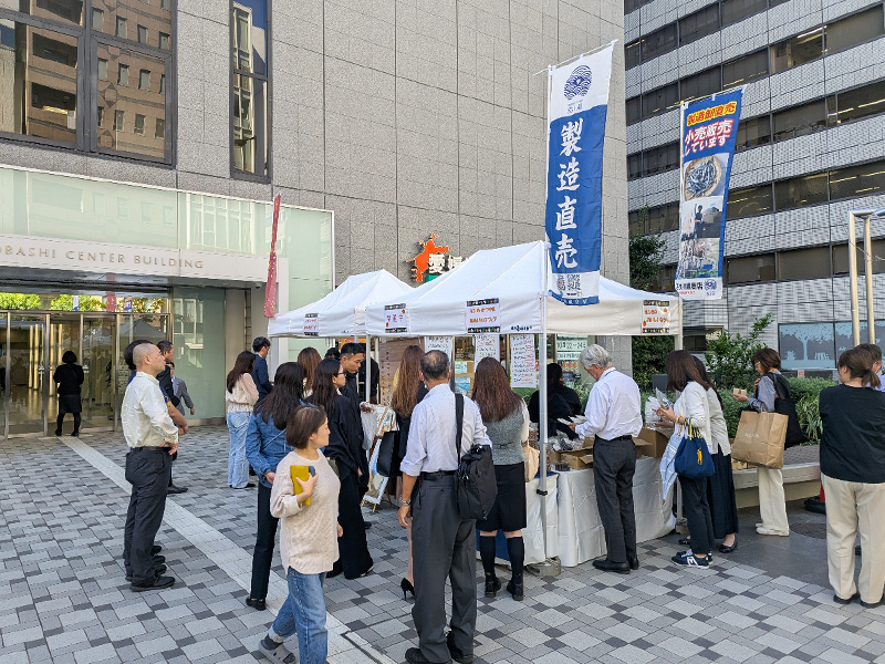 愛媛県大阪事務所の敷地内で催事販売